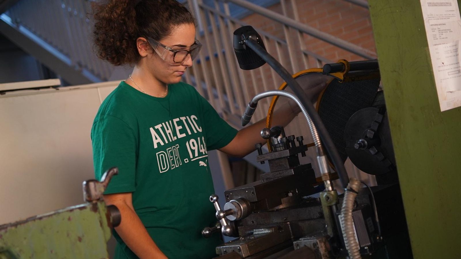 La única alumna matriculada en el ciclo durante una práctica.