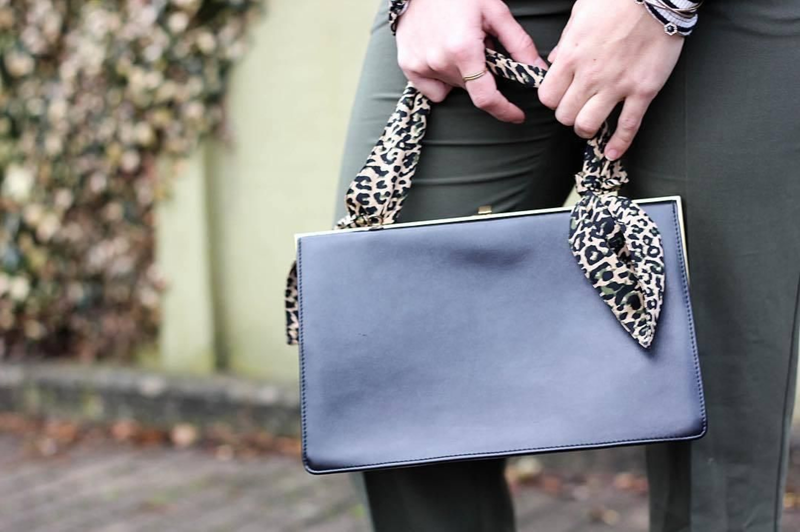 Otra forma de llevar el pañuelo con tu bolso es ponerlo alrededor del asa. Es una forma rápida y sencilla de darle un aire completamente distinto a un bolso del que ya estás cansada, de usar un bolso que te encanta pero que tiene el asa rota o estropeada o de añadirle un color distinto para hacer que combine con tu calzado u otro complemento. ¡Seguro que se te ocurrirán mil ideas más de darle uso a esta opción!