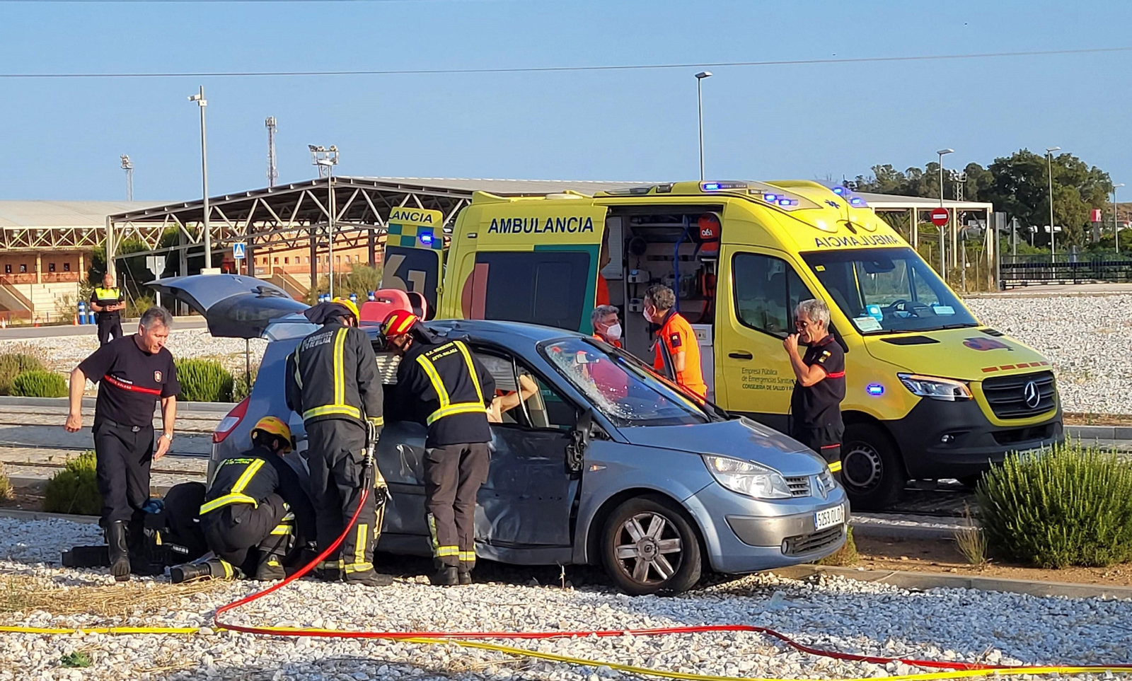 Las fotos del accidente entre el Metro de Málaga y un coche en El Cónsul
