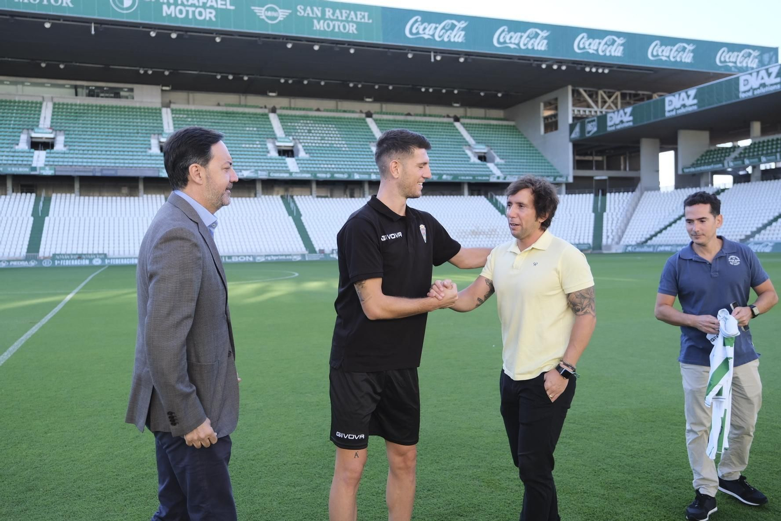 La presentación de Alberto Toril como nuevo jugador del Córdoba CF, en imágenes
