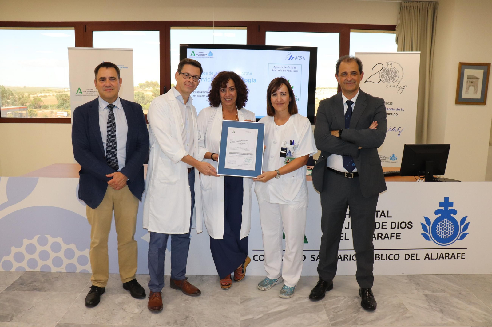 Un momento de la entrega de la certificación por la Agencia de Calidad Sanitaria de Andalucía (ACSA).