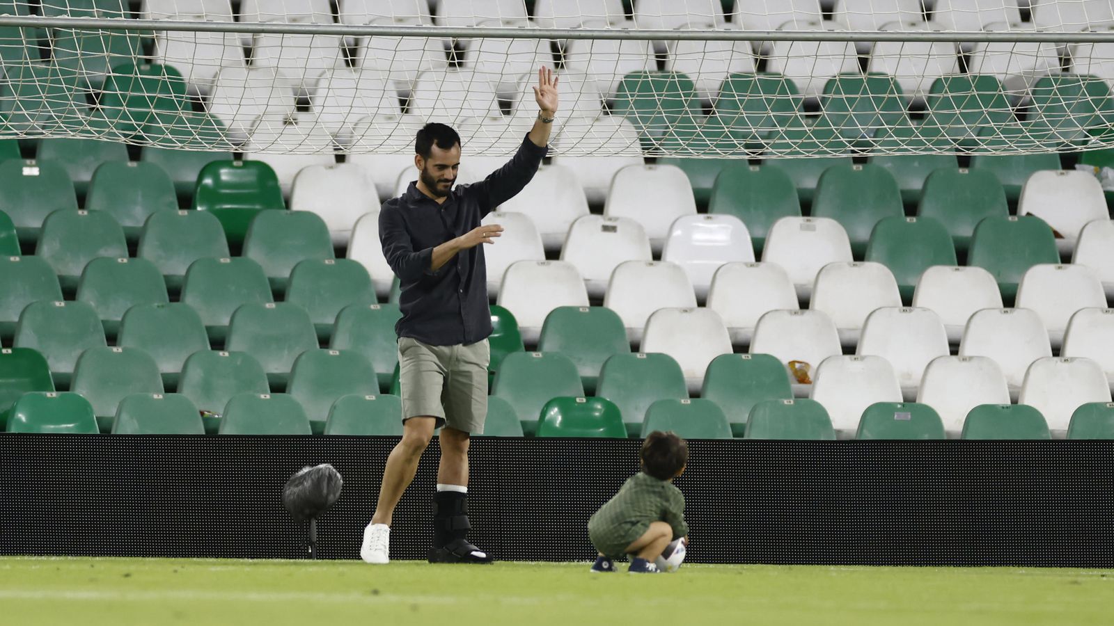 Juanmi saluda a los aficionados mientras espera el disparo de su hijo.