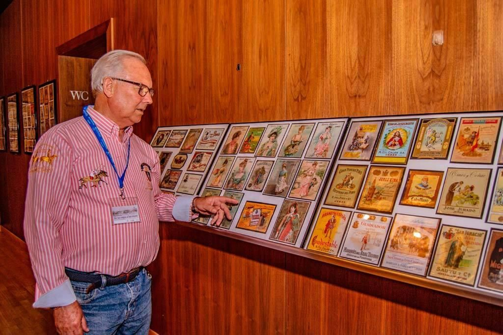 Paco Odero observa parte de su colección (foto de Fernando Tenorio para Sacristía del caminante).