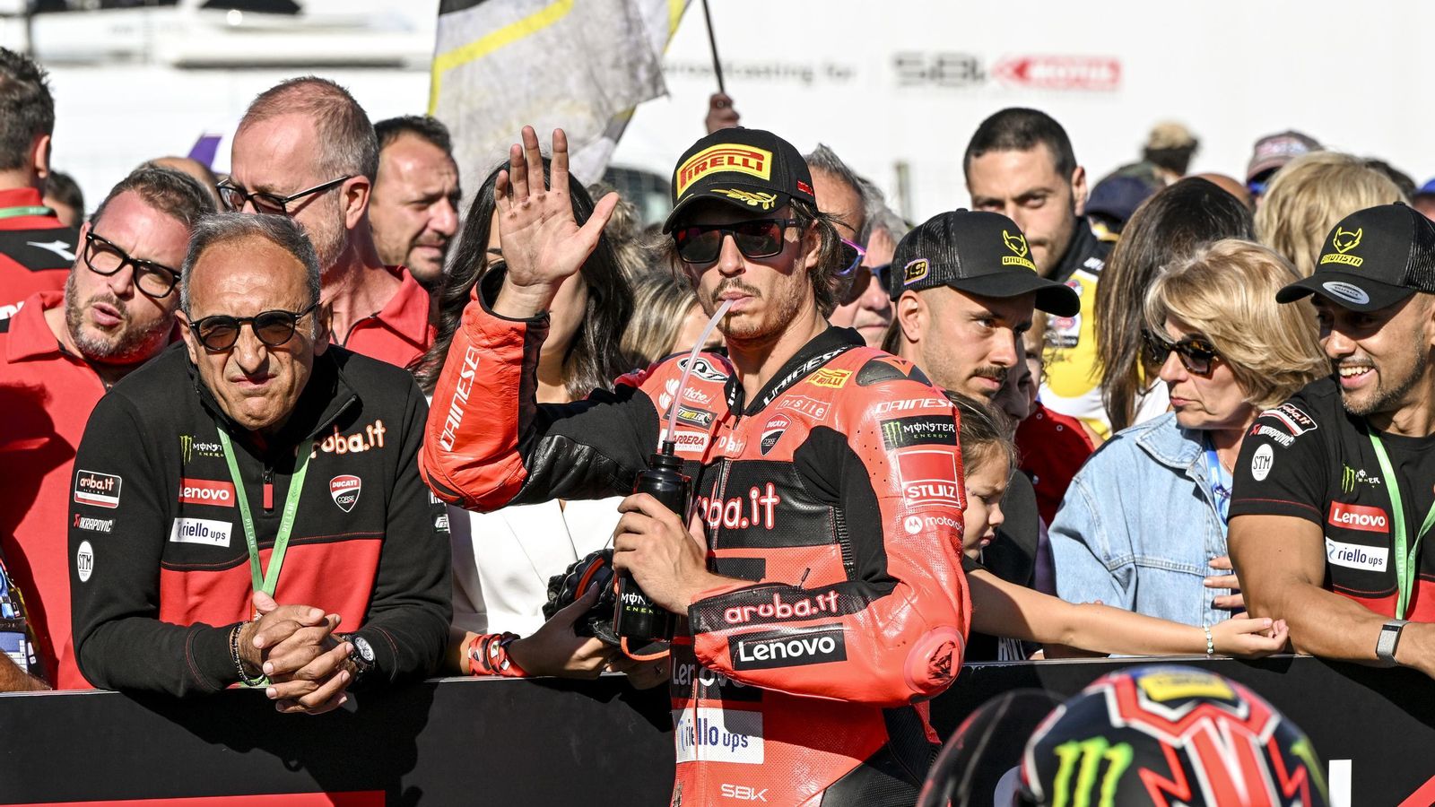 Bulega, que fue abucheado por los aficionados turcos, saluda en el corralito.