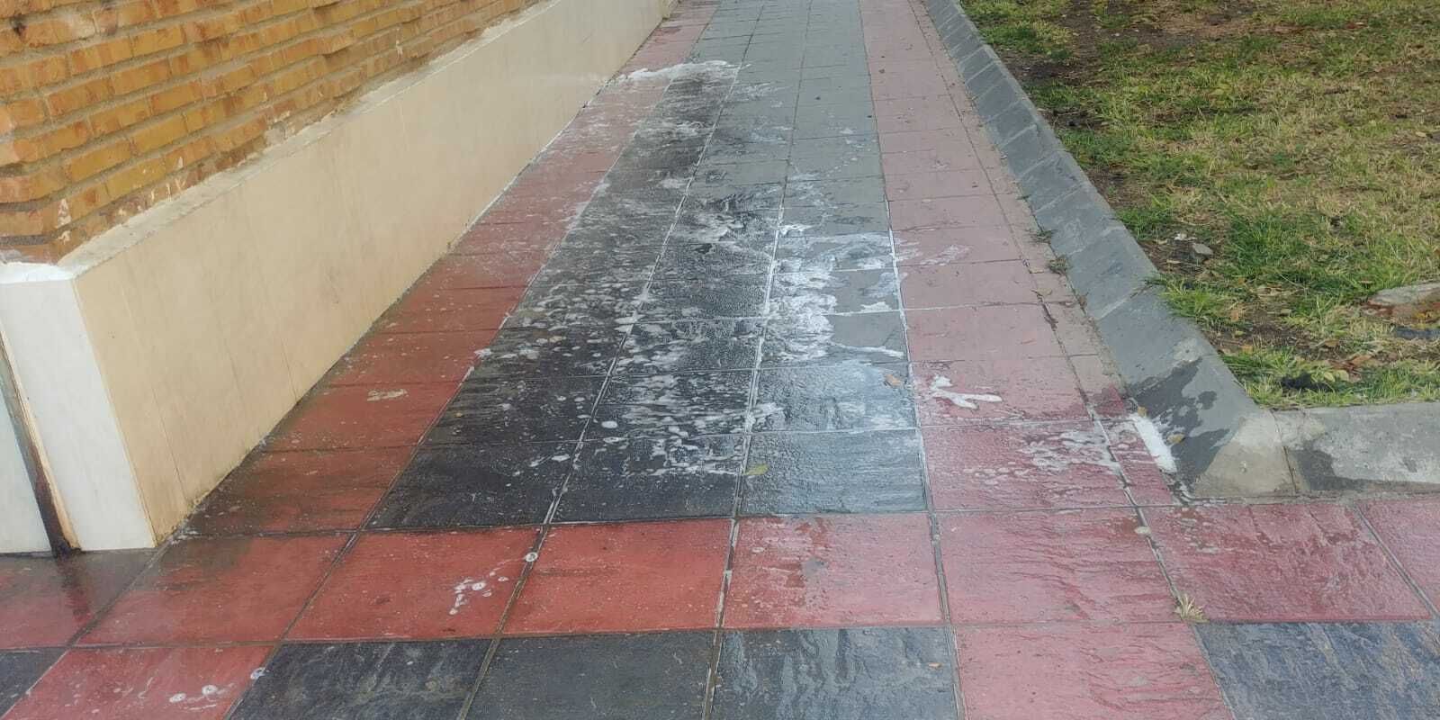 Vecinas de Málaga limpian un parque infantil lleno de excrementos, en fotos