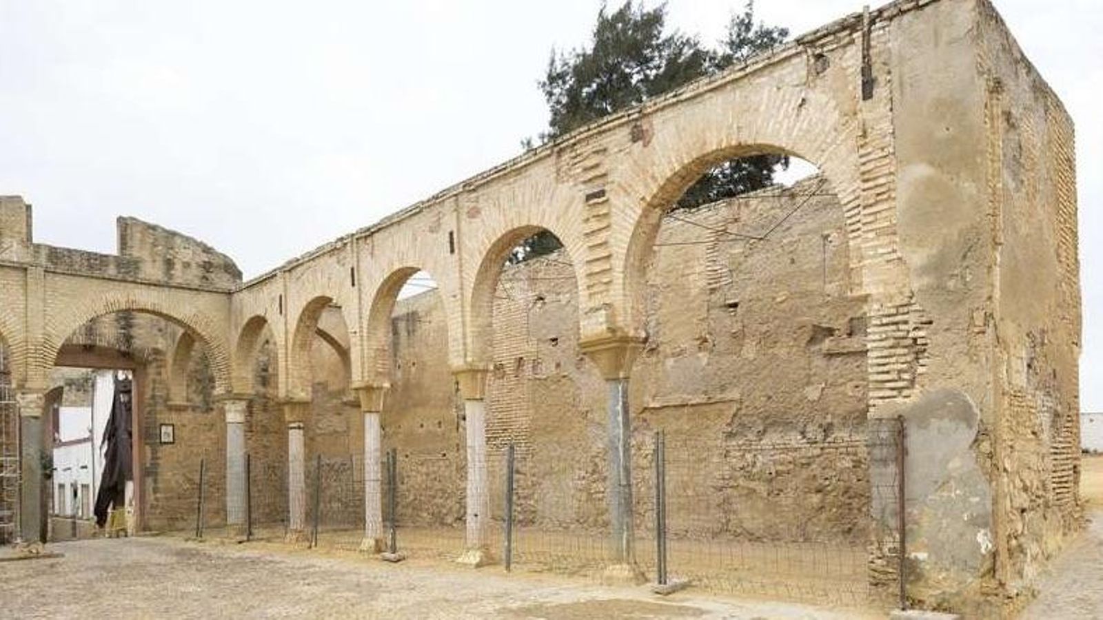 Arcada del patio central del castillo