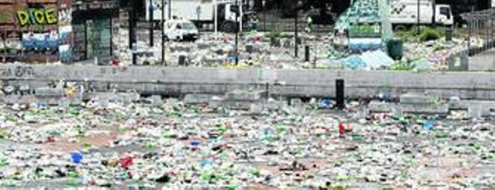 La resaca del botellón de la Primavera: 45 toneladas de basura en 12 horas
