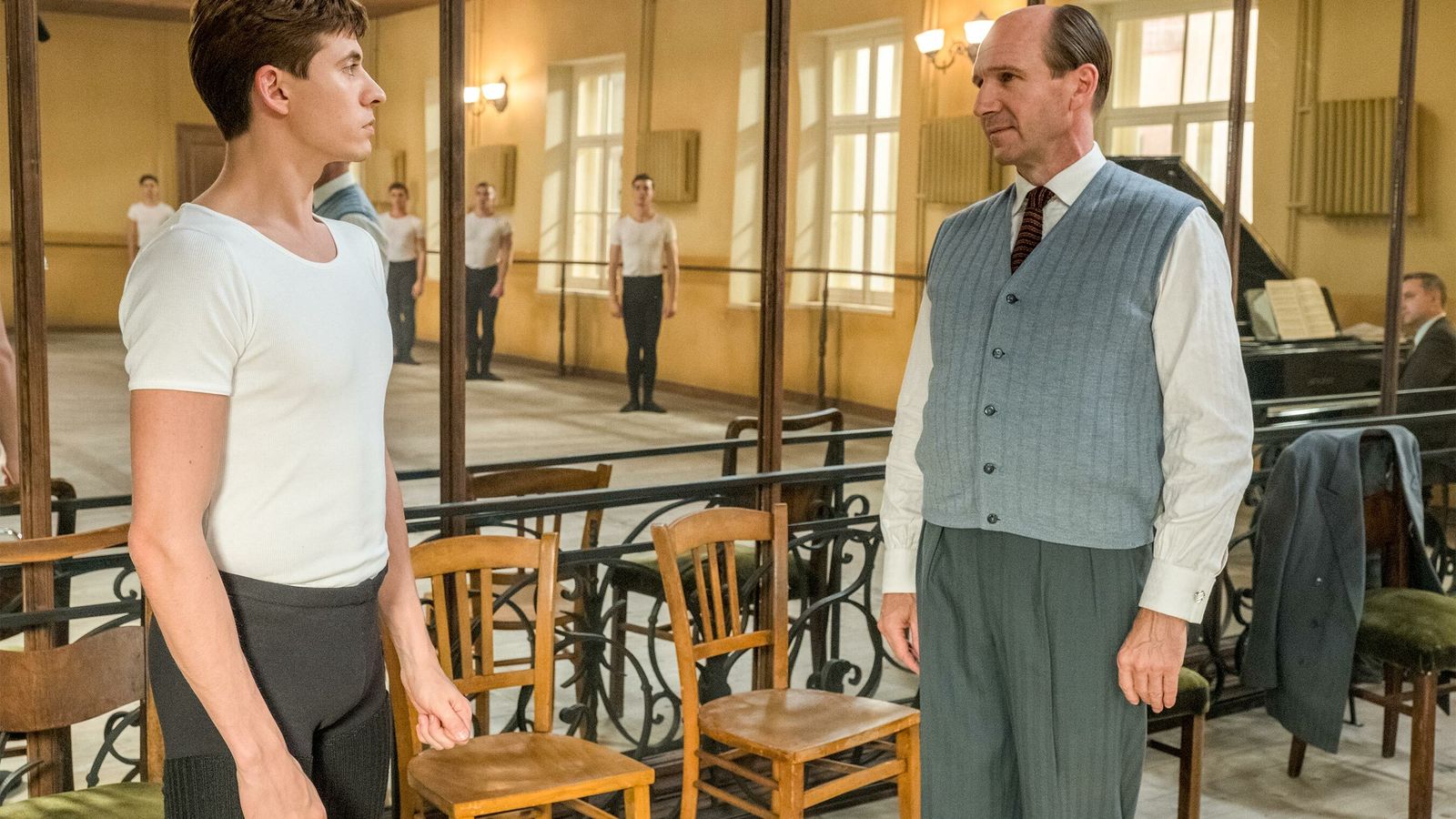 Oleg Ivenko y Ralph Fiennes en una imagen de 'El bailarín', biopic de Rudolf Nureyev.