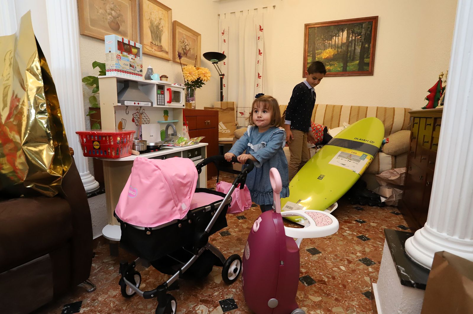Imágenes de los niños recibiendo sus regalos de Reyes