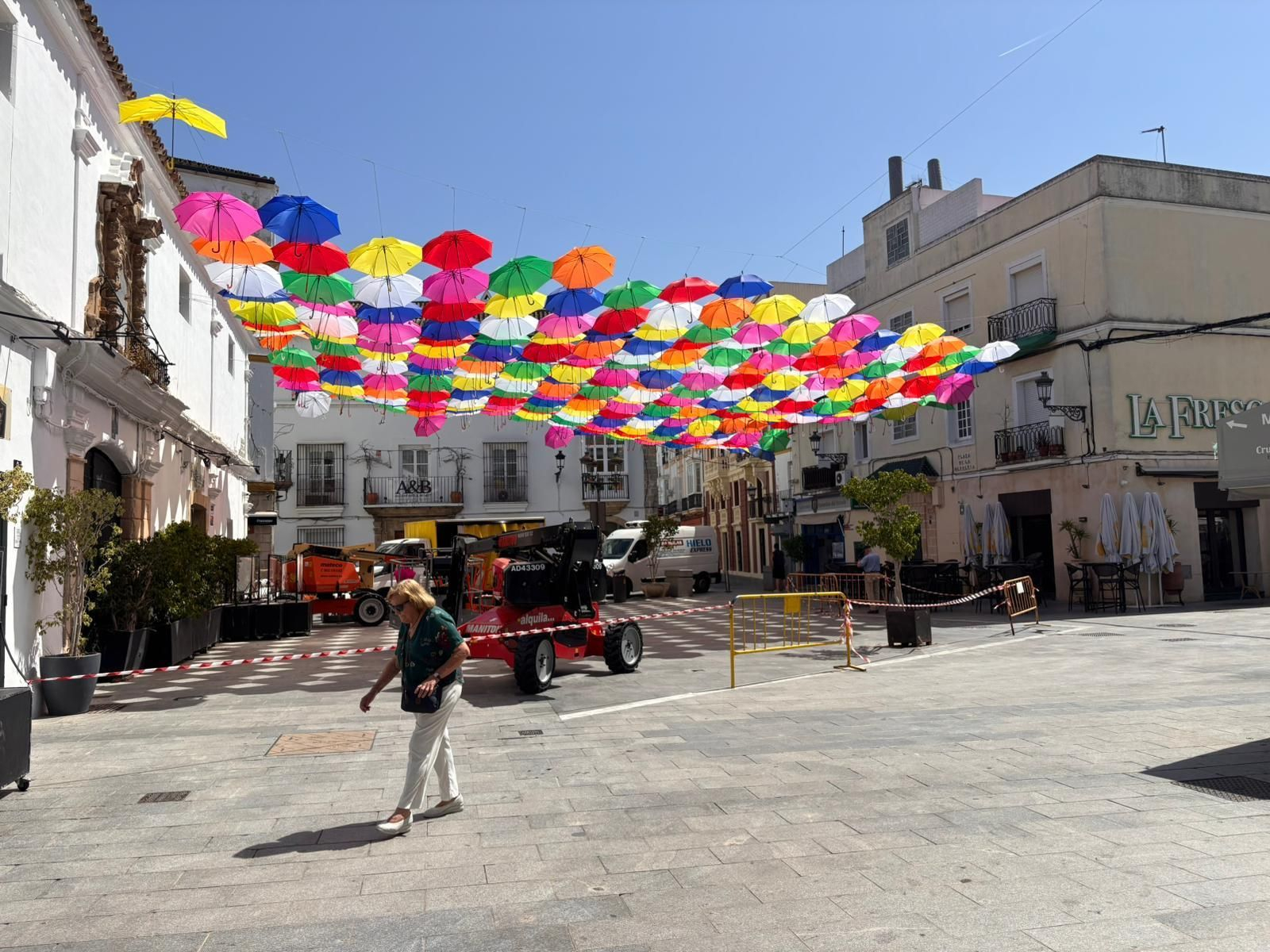 Imagen de la plaza de La Herrería acotada y señalizada mientras se realizan las labores de reparación del esqueleto que sustenta los paraguas.