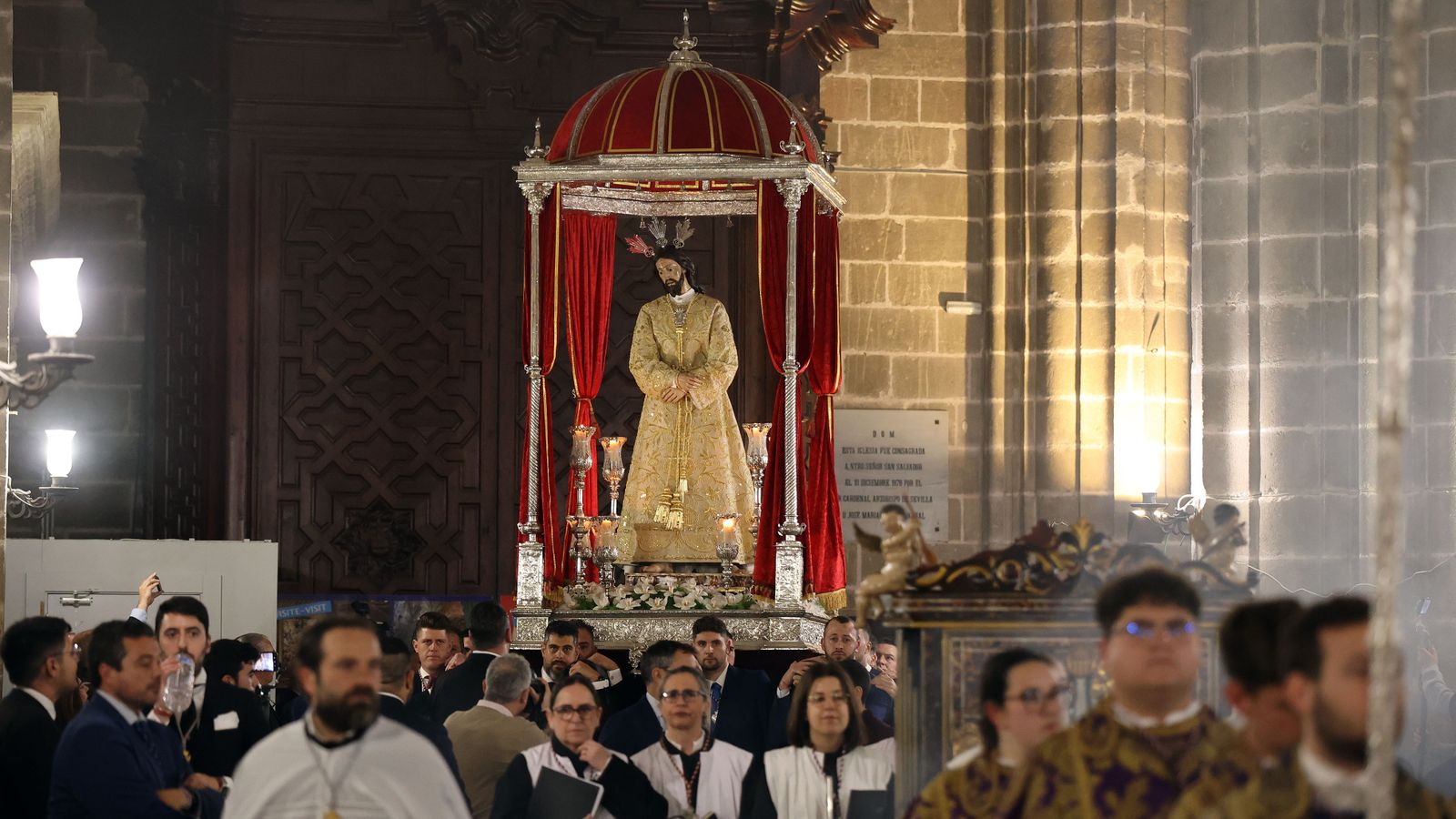 Vía Crucis de las hermandades con Nuestro Padre Jesús del Consuelo en la Catedral