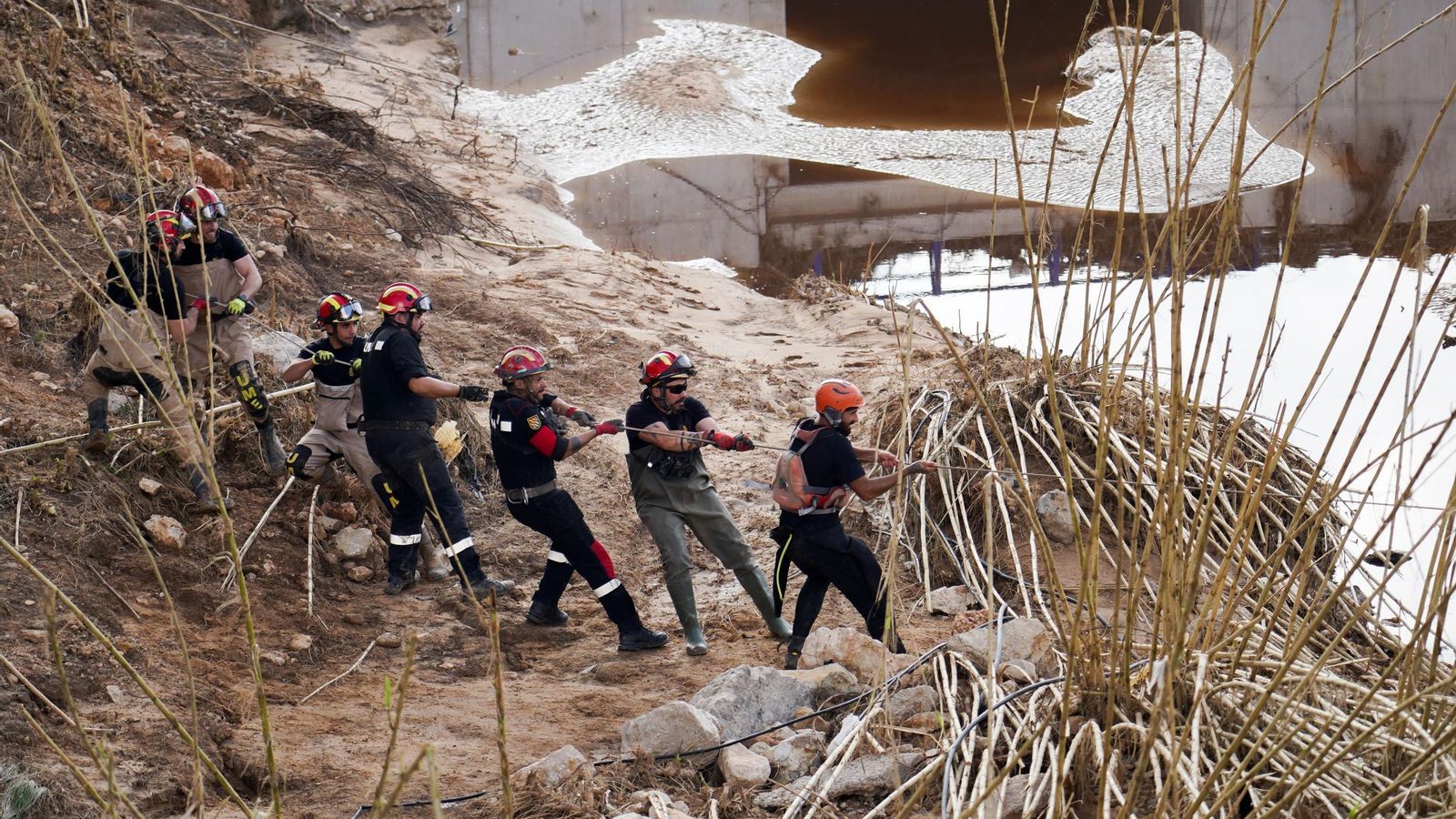 Efectivos de la UME trabajan en Cheste, Valencia, tras el paso de la DANA.