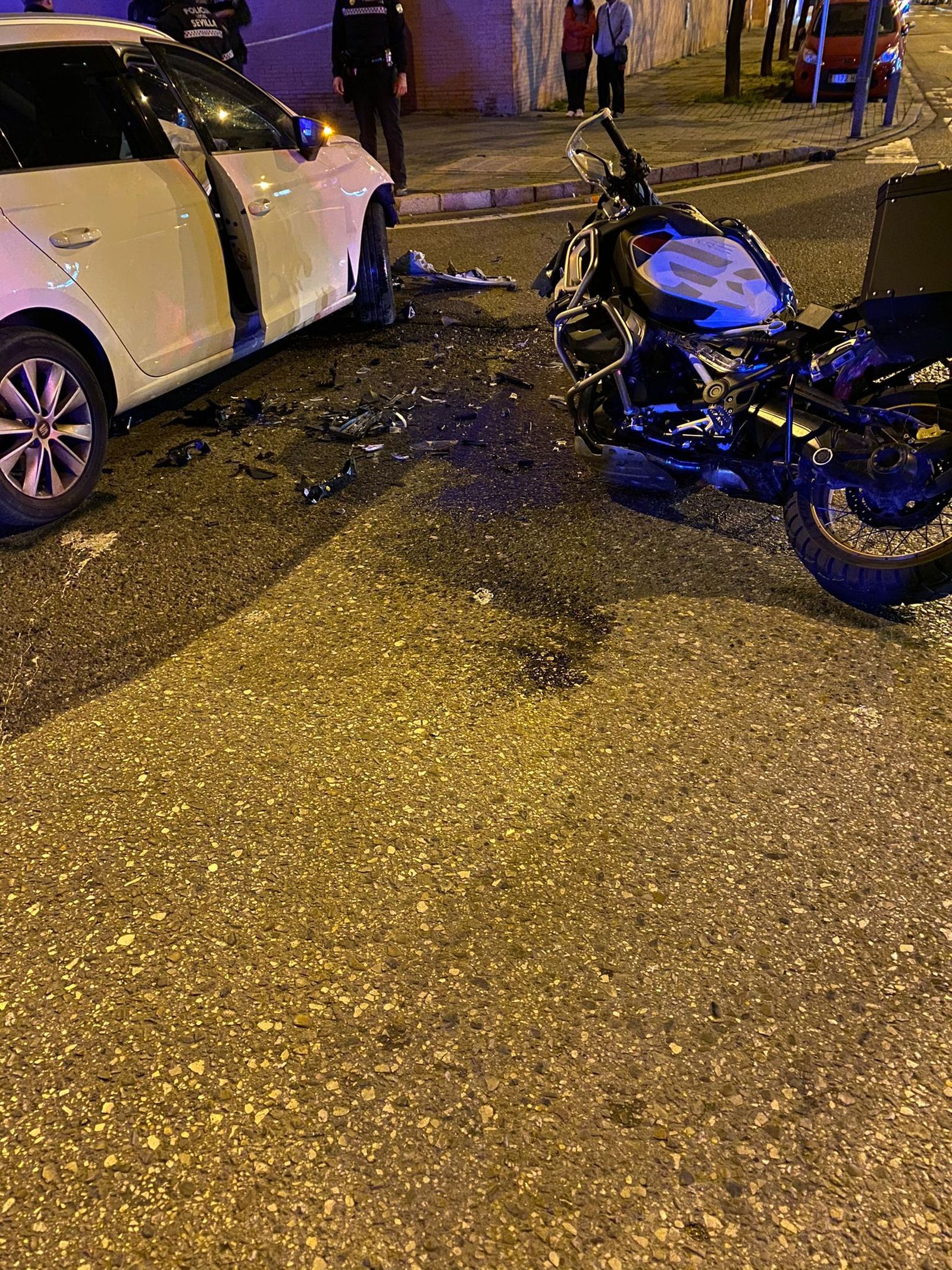 Los dos vehículos implicados en el accidente, destrozados en la calzada.