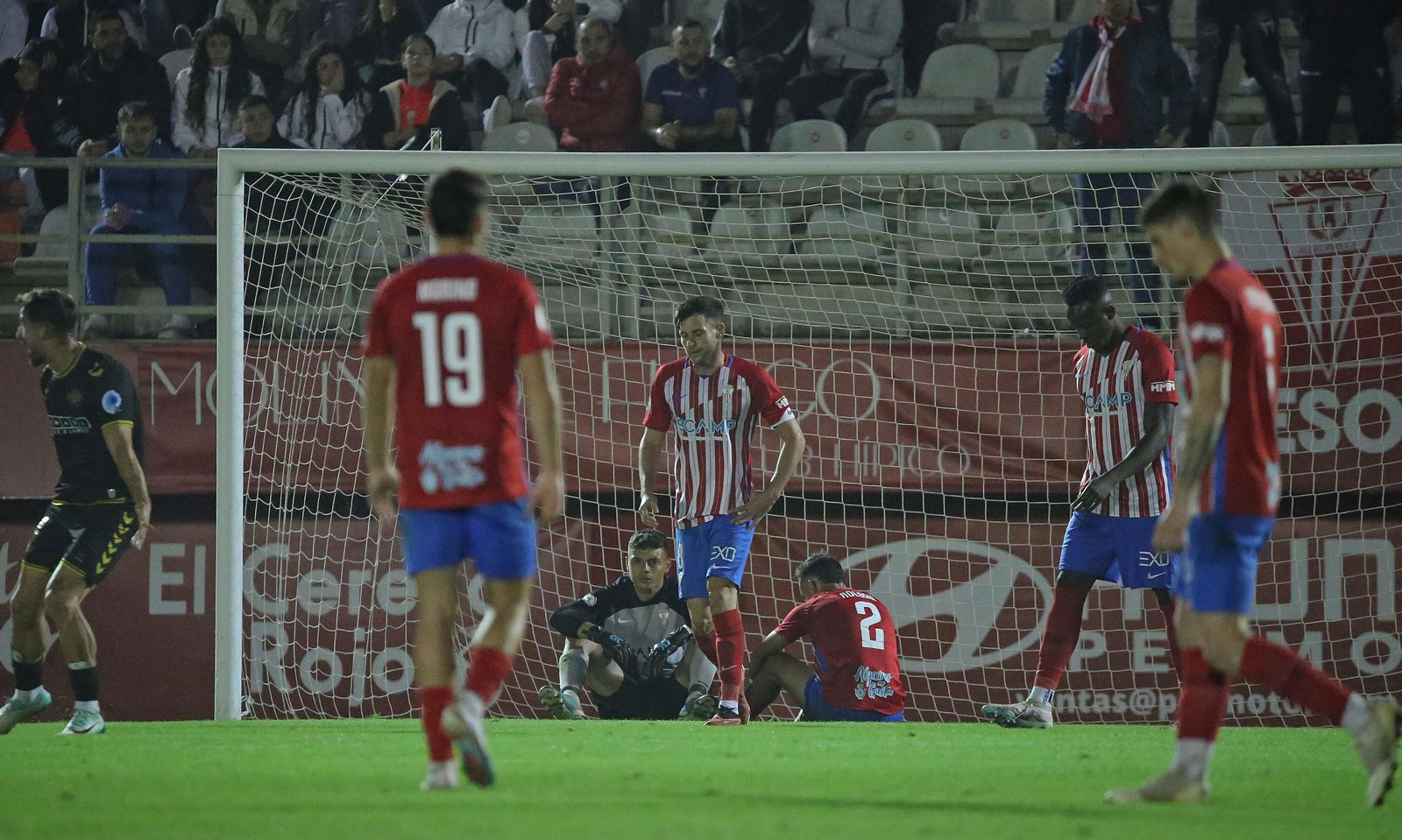 Los jugadores del Algeciras, abatidos tras encajar el gol del Intercity.