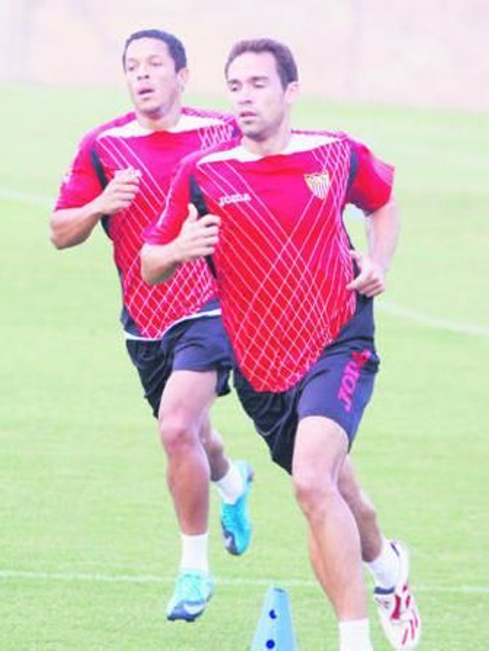 Lolo, seguido de Adriano, en plena carrera.