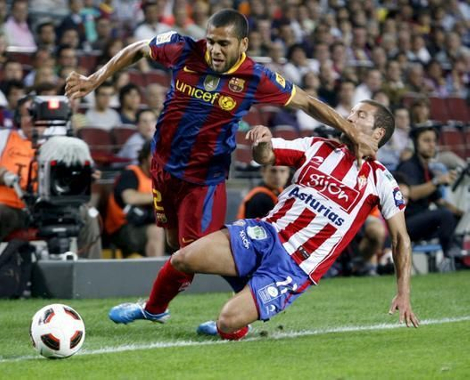 Lora derriba a Daniel Alves. / EFE