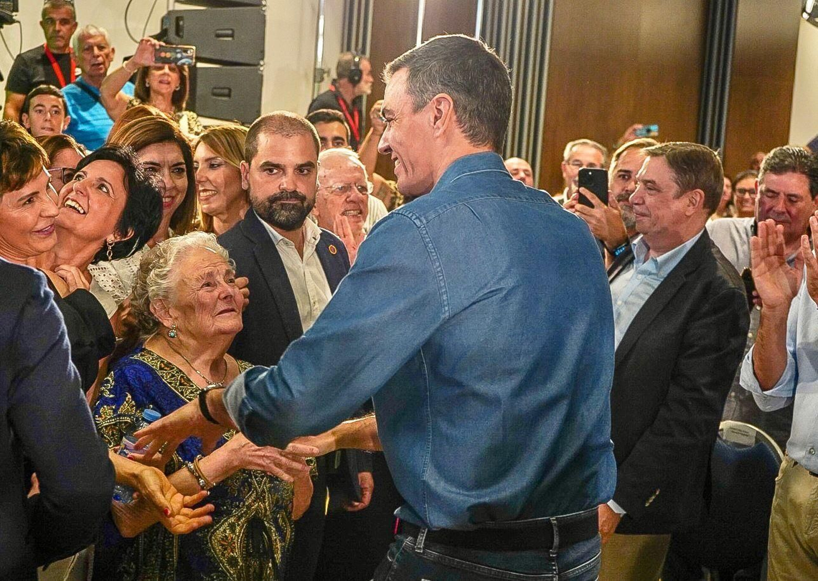 Las mejores imágenes del primer mitin de Pedro Sánchez tras recibir el encargo de formar gobierno por parte del Rey