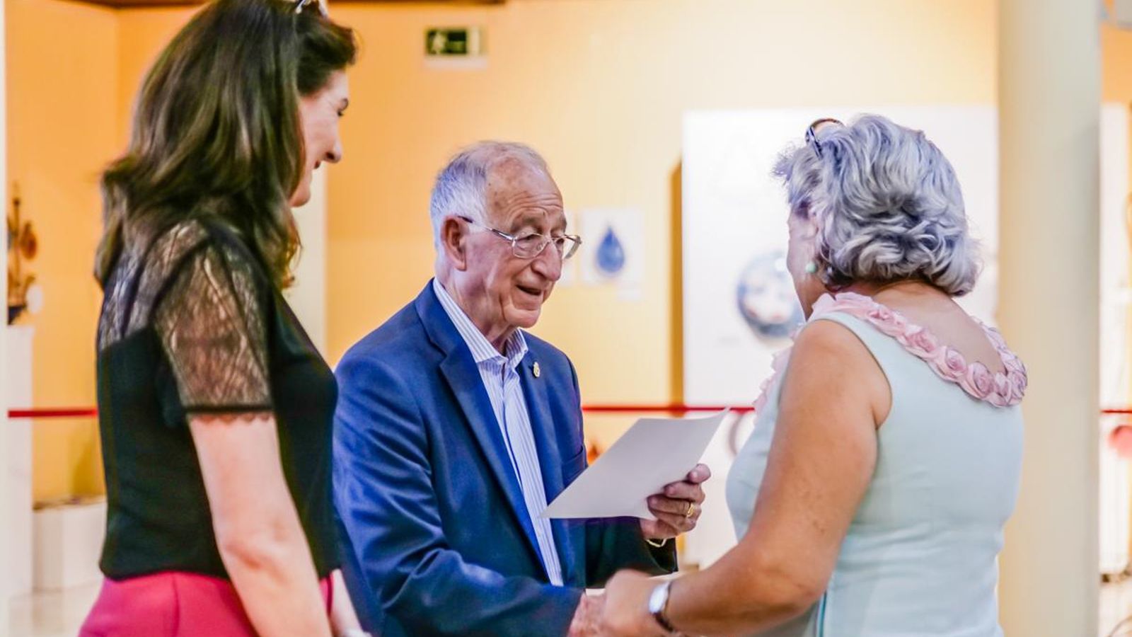 Gabriel Amat entrega a una de las roqueteras su diploma.