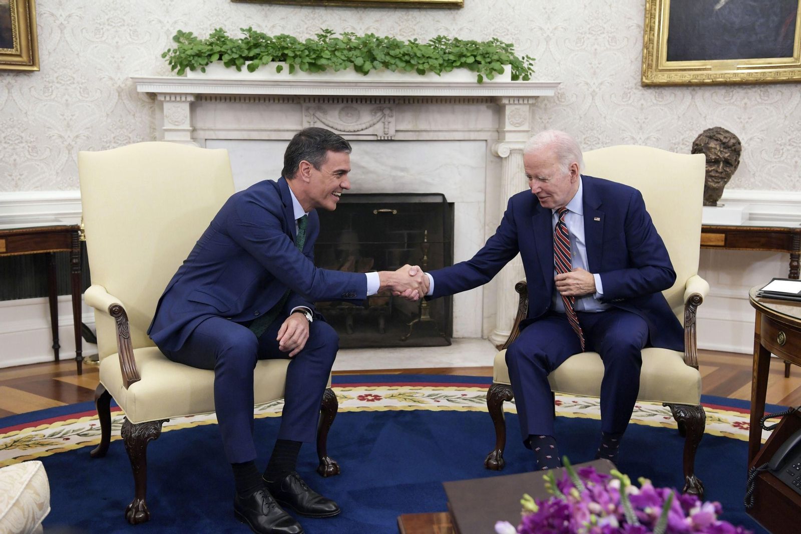Joe Biden y Pedro Sánchez se dan la mano en la reunión mantenida en la Casa Blanca.