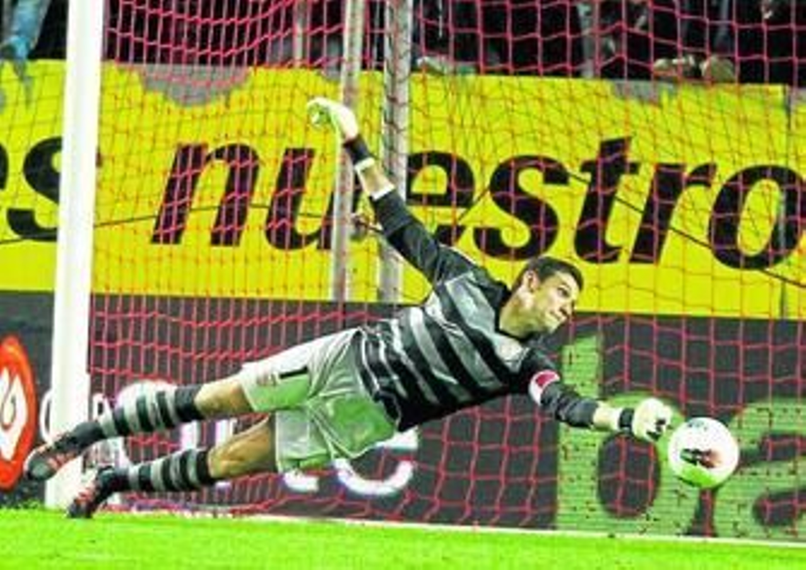 Palop realiza una espectacular estirada al tiro de Lamah que pudo suponer el 1-1.