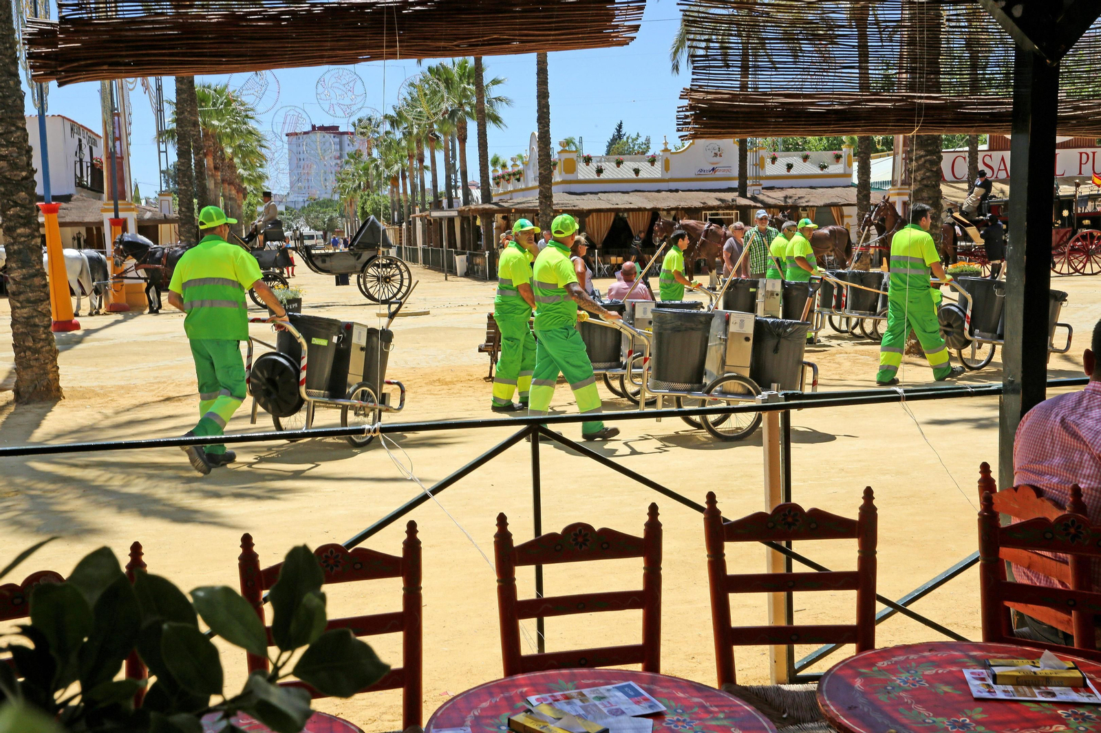 Operarios del servicio de limpieza en la Feria del Caballo, en una imagen retrospectiva.
