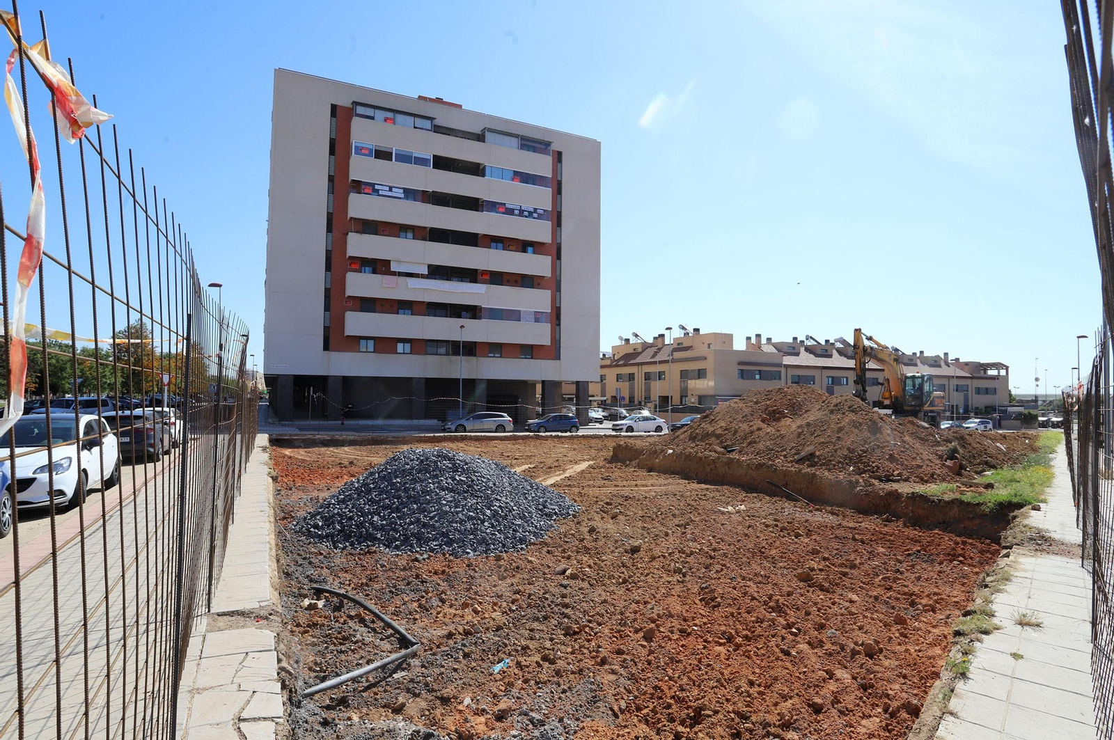 Imágenes de la protesta de los vecinos de Marismas del Polvorín por la construcción de un centro para Proyecto Hombre en vez de la sede de la AAVV Yáñez Pinzón