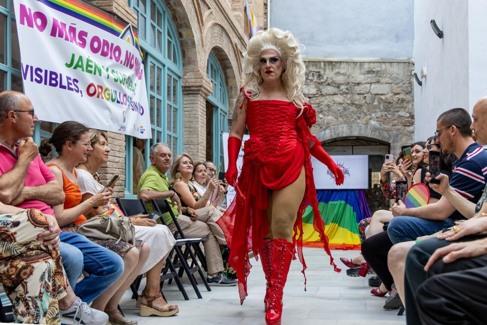 Alberto Batres, el diseñador jiennense presenta sus creaciones en el evento en el que se aborda cómo performar el género a través de la moda