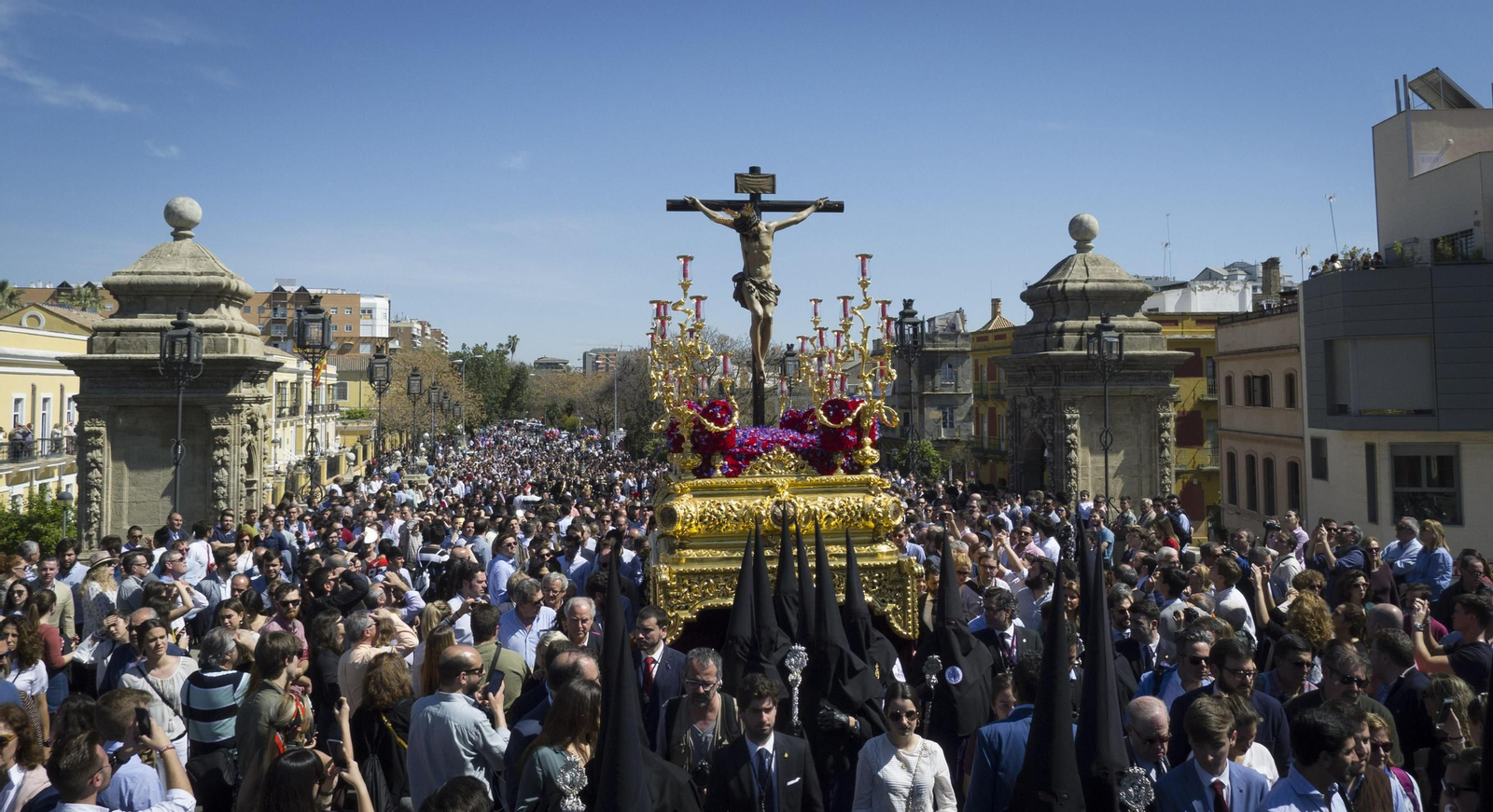 El Cristo de la Salud por el puente de San Bernardo.