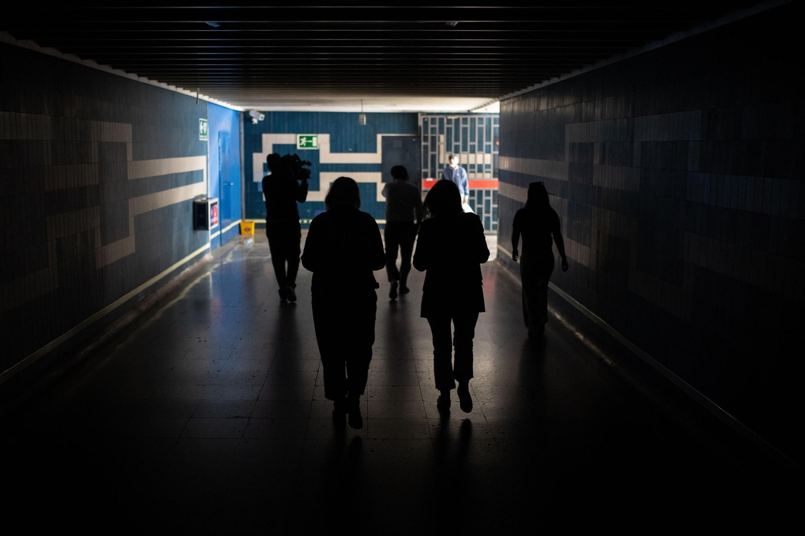 Varias personas caminan por un paso subterráneo del metro de Madrid