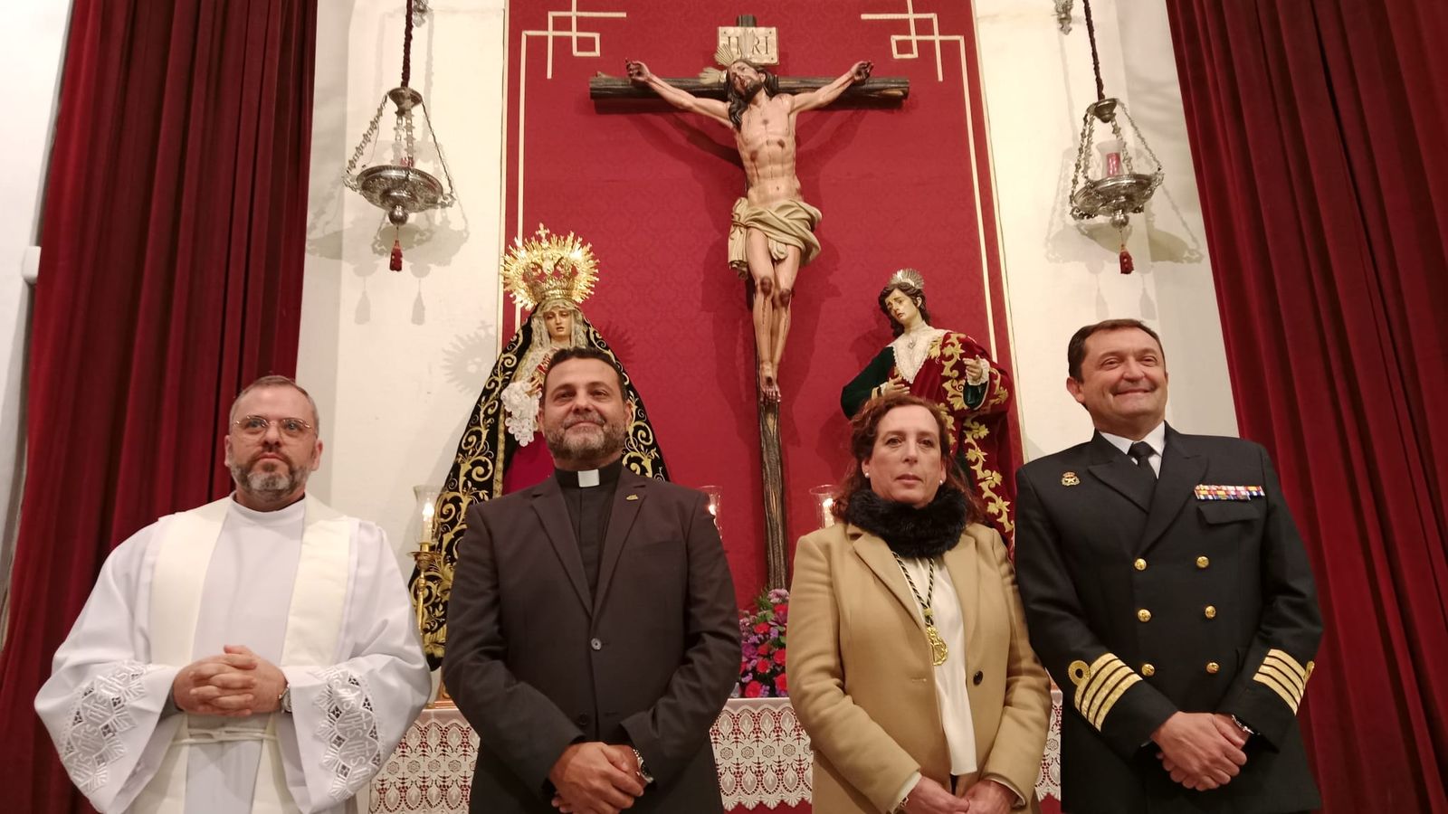 El párroco de San Francisco, el capellán del buque, la hermana mayor de la Expiración y el comandante del Elcano tras encender la luz que alumbrará el crucero de instrucción