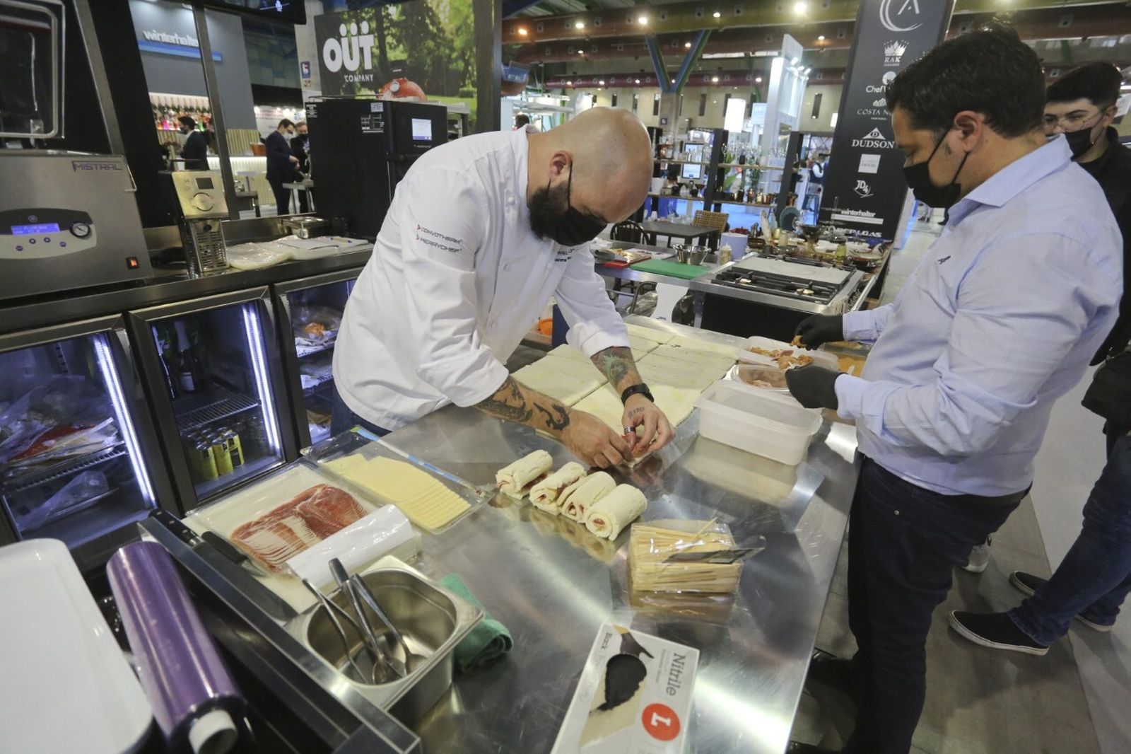 Varios profesionales en el salón hostelero que se ha inaugurado en Málaga