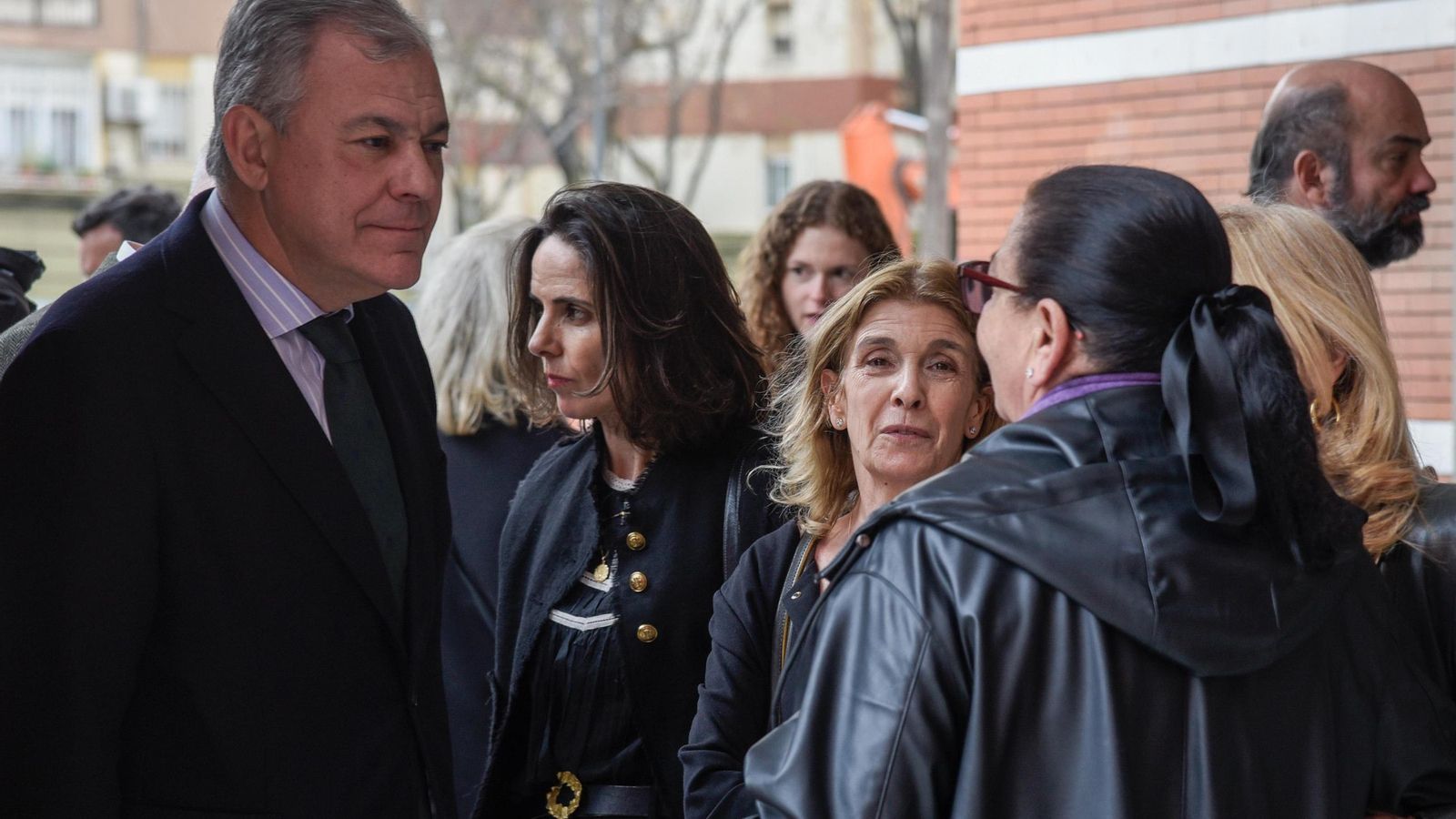 El alcalde, José Luis Sanz, con Victoria García Añoveros, María del Monte e Inmaculada Casal.