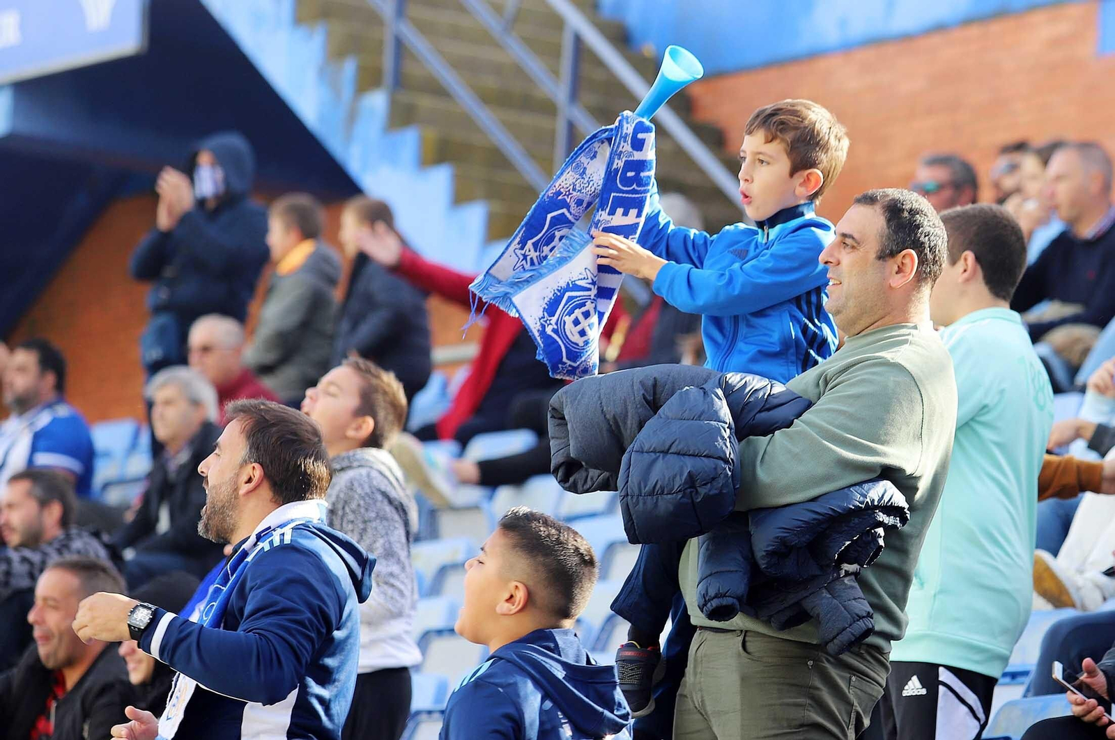 Imágenes del ambiente en las gradas del Nuevo Colombino durante el Recre-Vélez