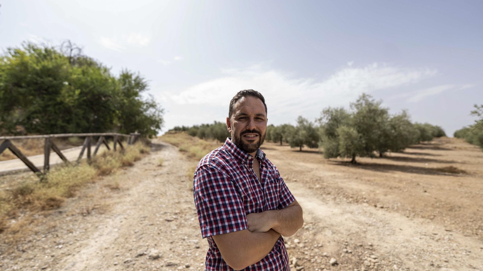 El concejal e impulsor del proyecto, Manuel Olmo, en uno de los caminos.
