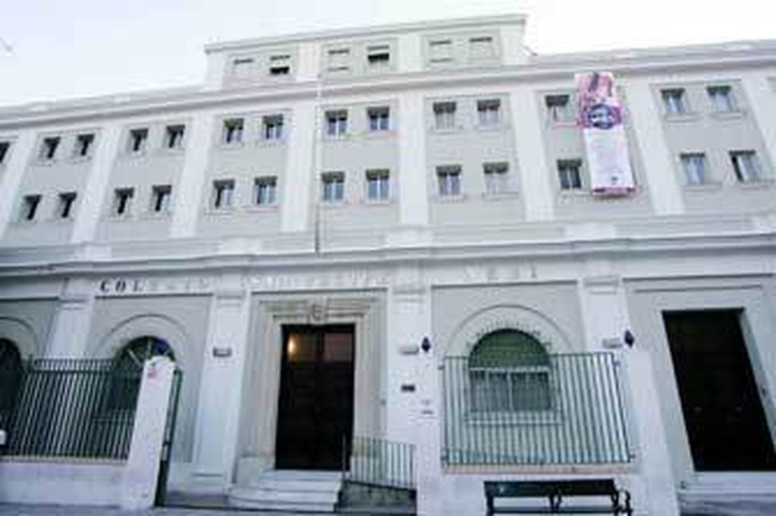 Fachada principal del colegio San Felipe Neri, ubicado en la avenida Andalucía. /Joaquín Pino