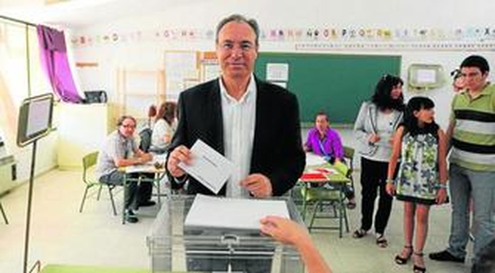 El lider del PSOE cordobés, Juan Pablo Durán, deposita su voto en la urna durante la jornada electoral del 22-M.