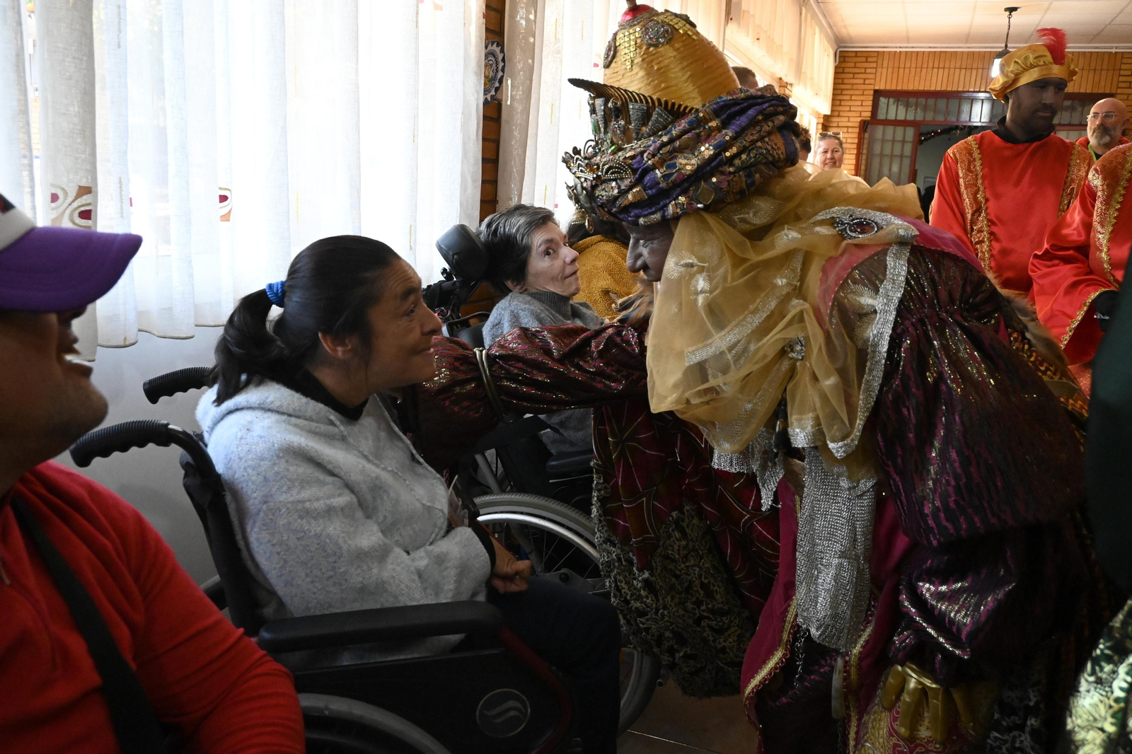 Visita de los Reyes Magos a los ancianos de los asilos de Huelva, en imágenes