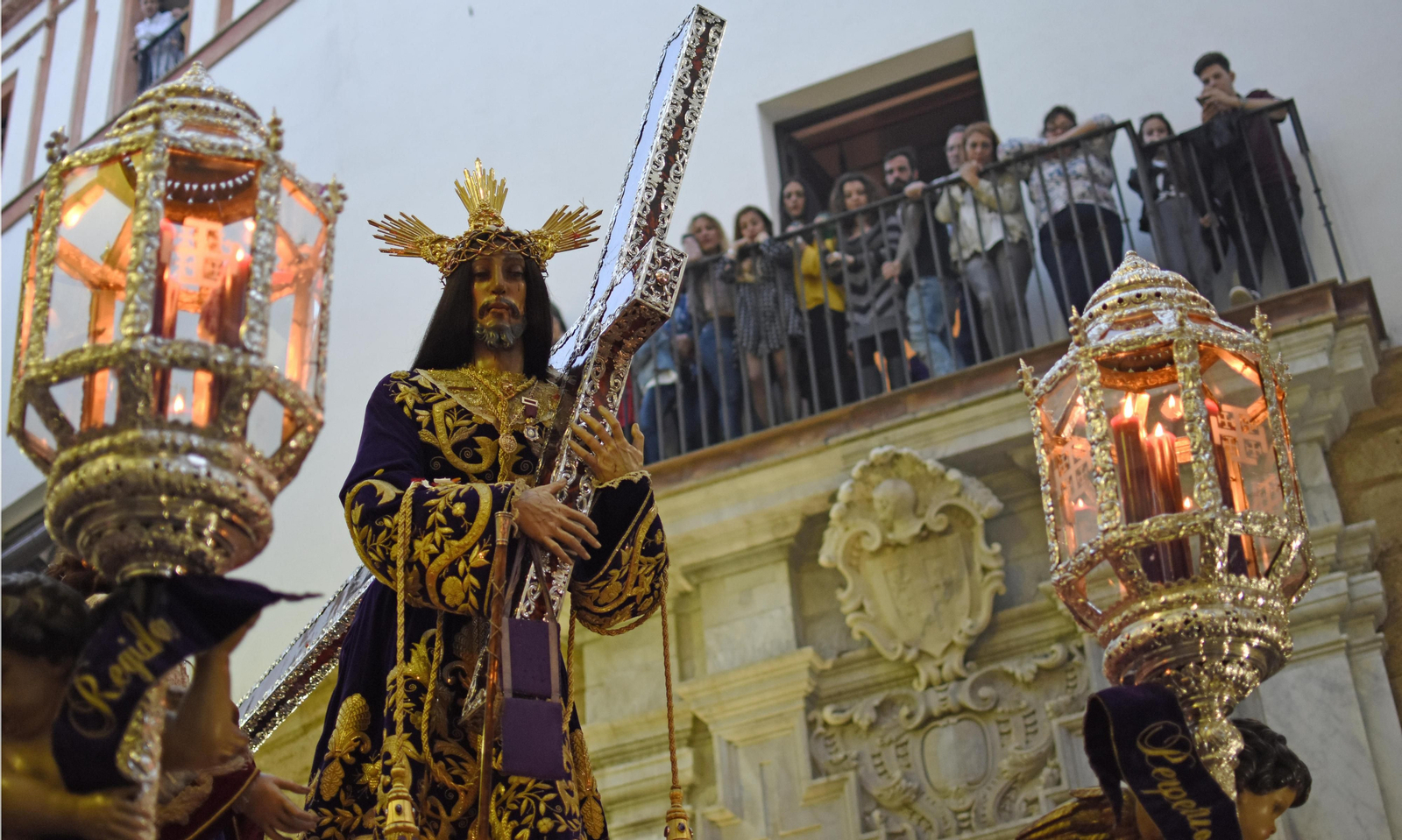 El paso del Nazareno baja por la calle Santa María.