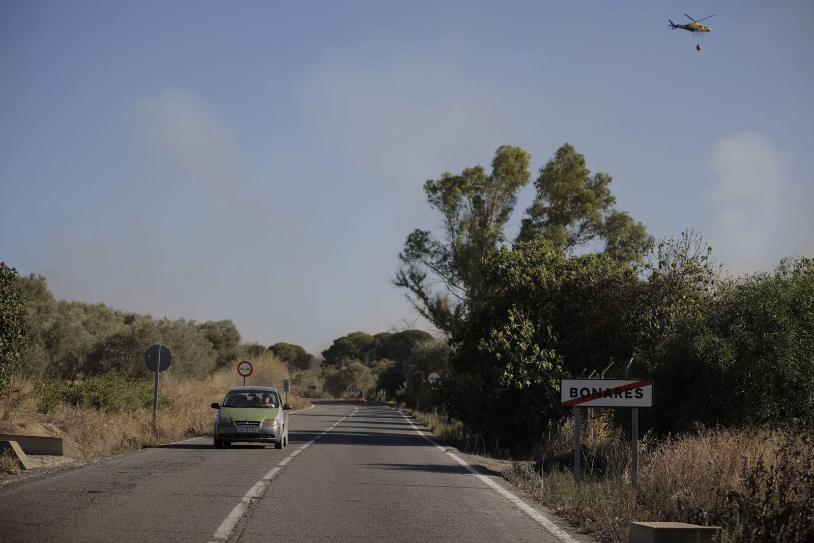 Las imágenes del incendio en Bonares en el que actúan cerca de 20 medios aéreos
