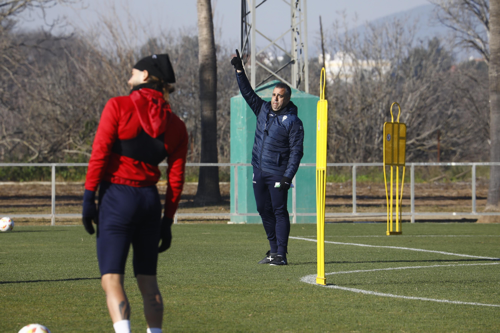 Germán Crespo hace indicaciones en presencia de Gudelj.
