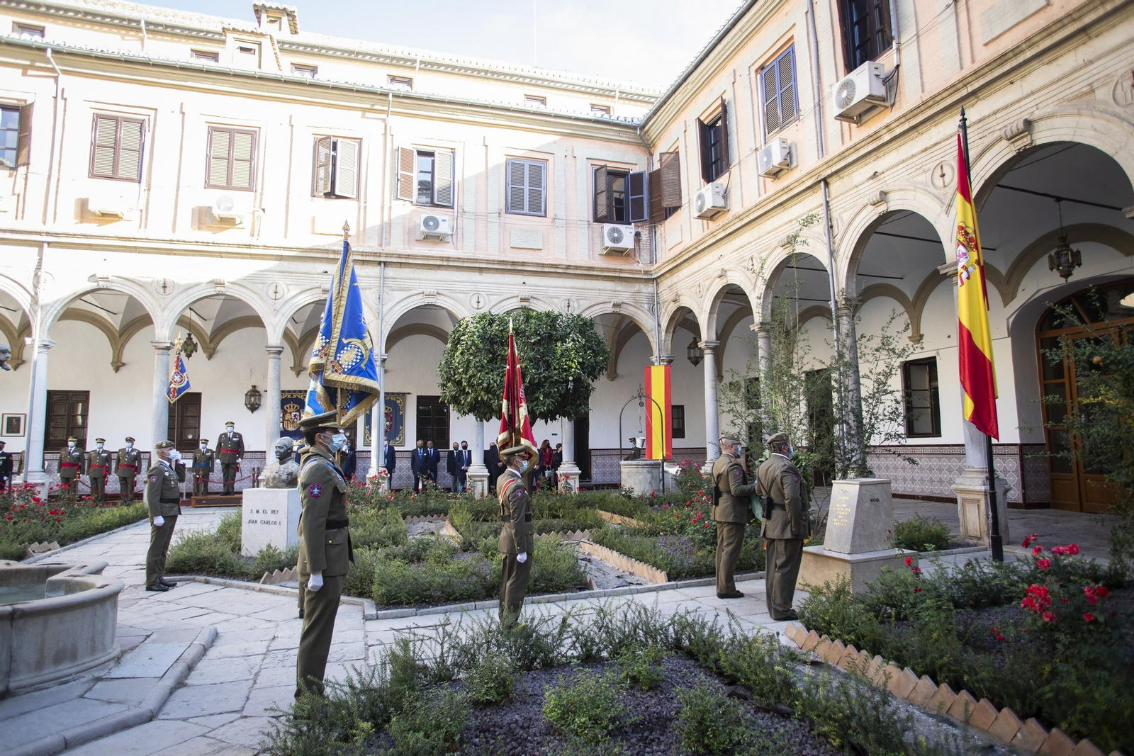 Fotos: la fiesta nacional se celebra en el Madoc de Granada con el izado de la bandera