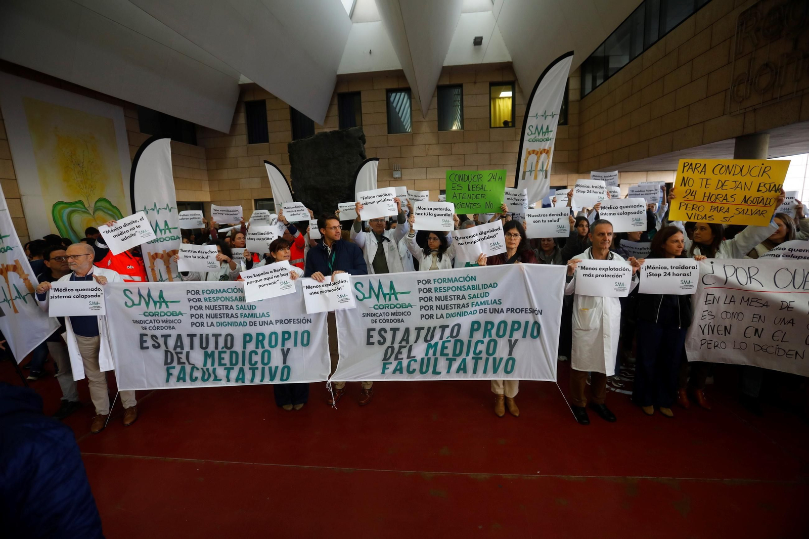 La concentración por la huelga de médicos en Córdoba contra el Estatuto Marco, en imágenes