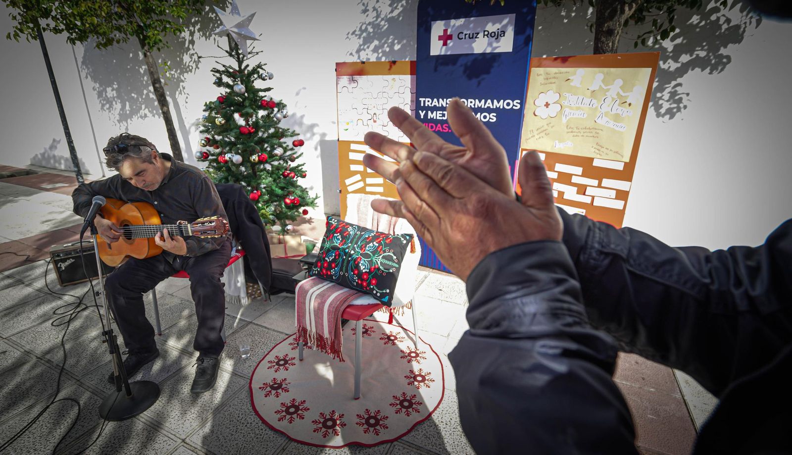 Imágenes del almuerzo navideño de Cruz Roja Jerez y Hacedores Cádiz para personas sin hogar