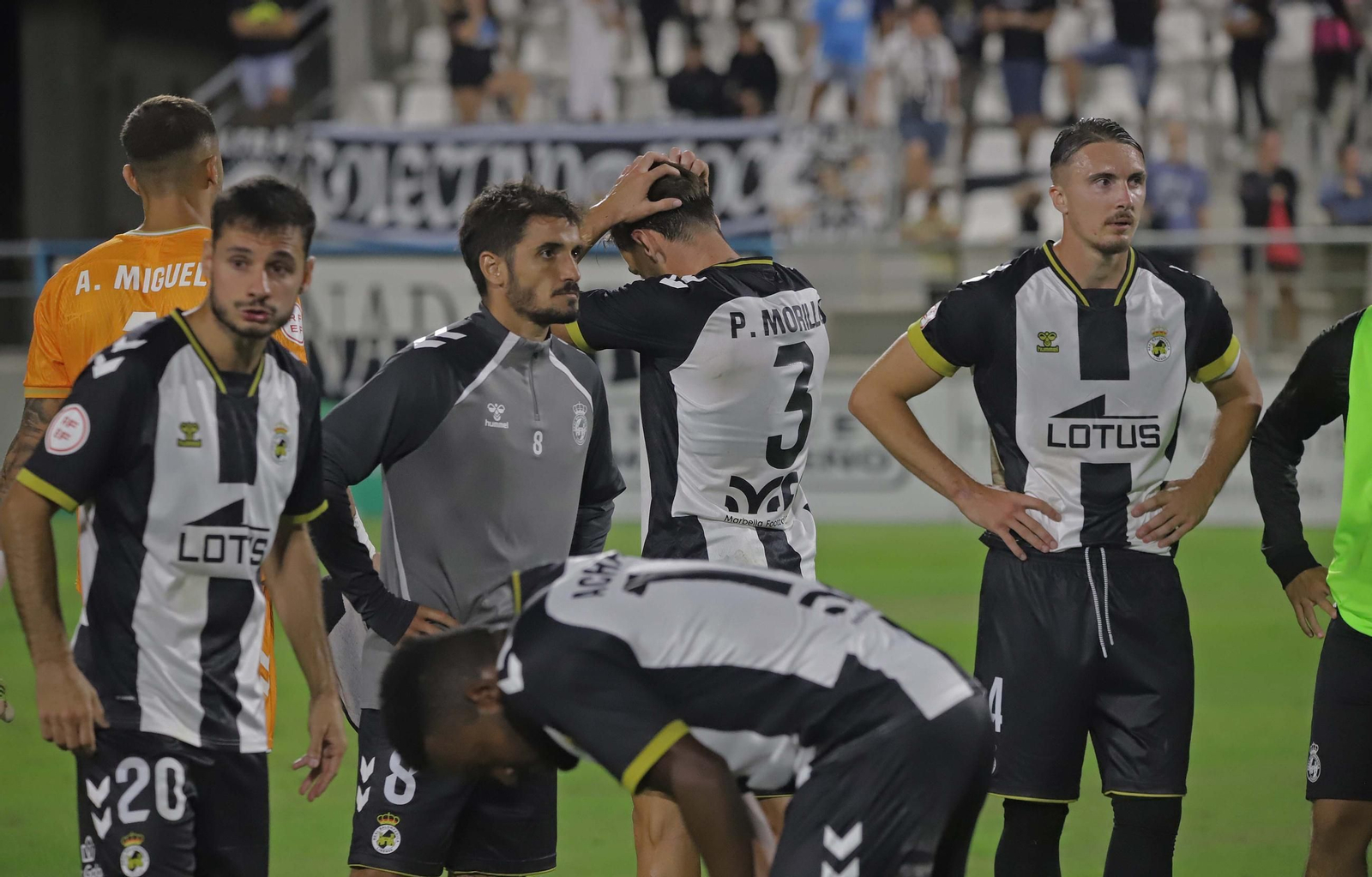 Jugadores de la Balona se lamentan tras el empate ante el Ceuta B.