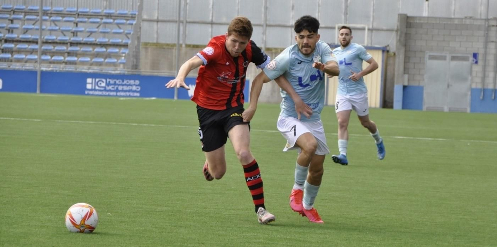 Zequi Díaz intenta marcharse de la presión de un jugador del Cartaya.