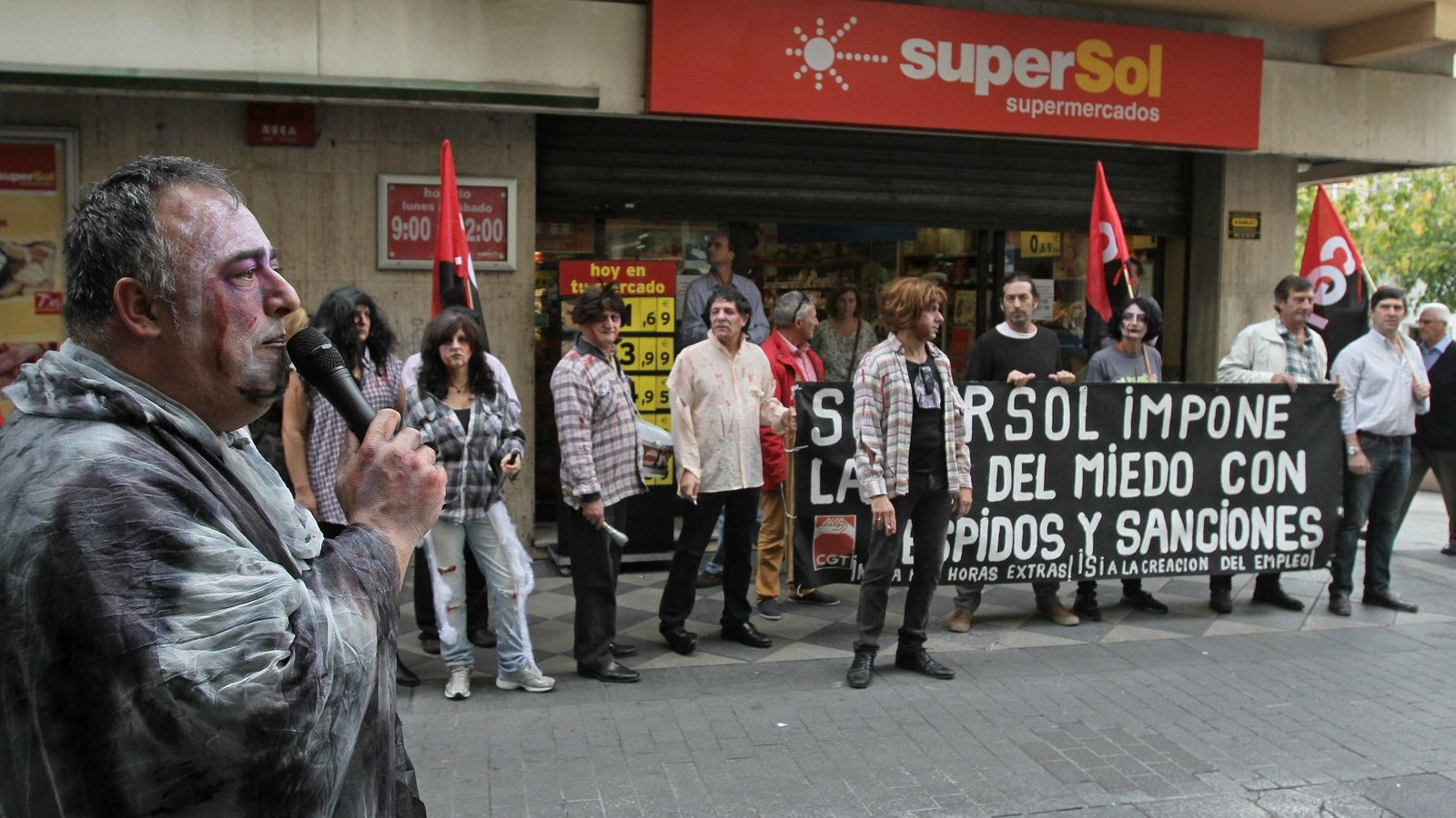 Protesta laboral ante un Supersol de Algeciras en 2015.
