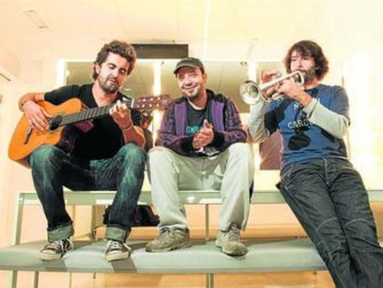 Tres de los integrantes de la banda granadina El Puchero del Hortelano, ayer, antes de la presentación de su disco 'El tiempo de Manuel'.