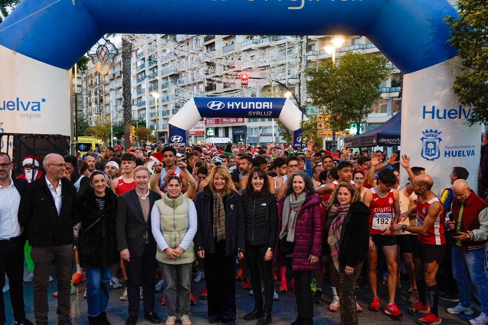 Los corredores preparados para iniciar la carrera con las autoridades al frente.