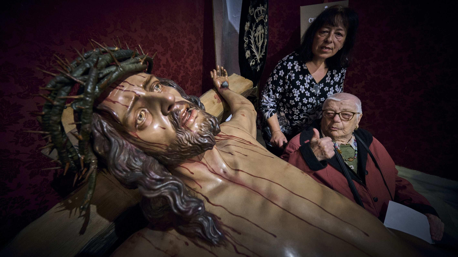 Usuarios de la Residencia Fragela  durante la visita al Cristo de las Sietes Palabras