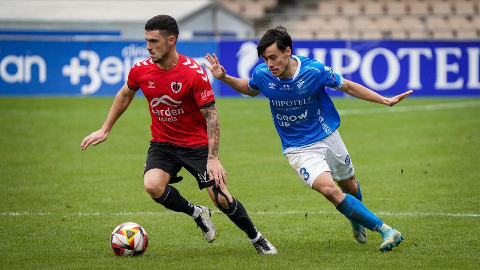 Beny persigue en Chapín a un jugador del Cartaya.